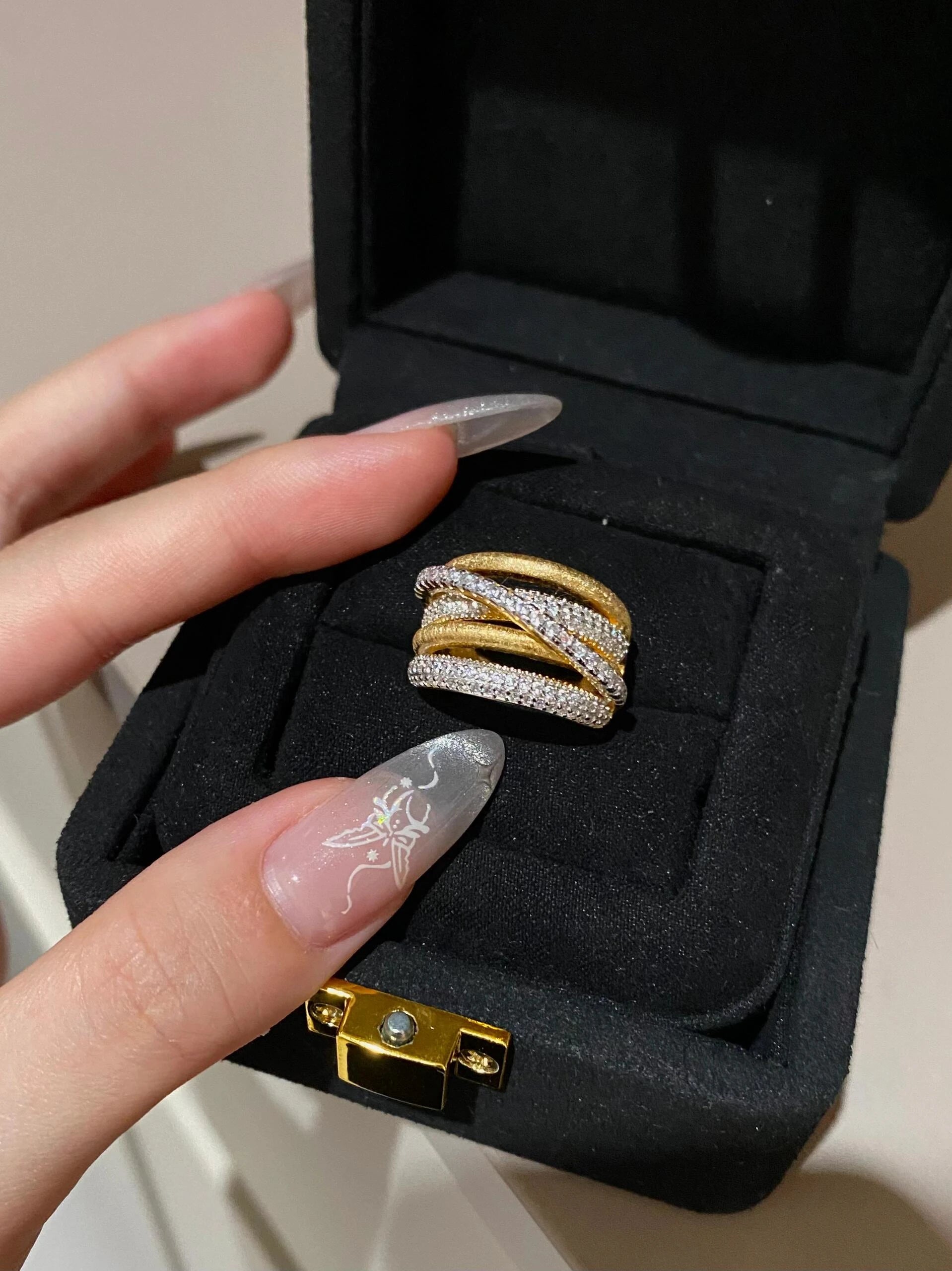 Geometric Intertwined Ring