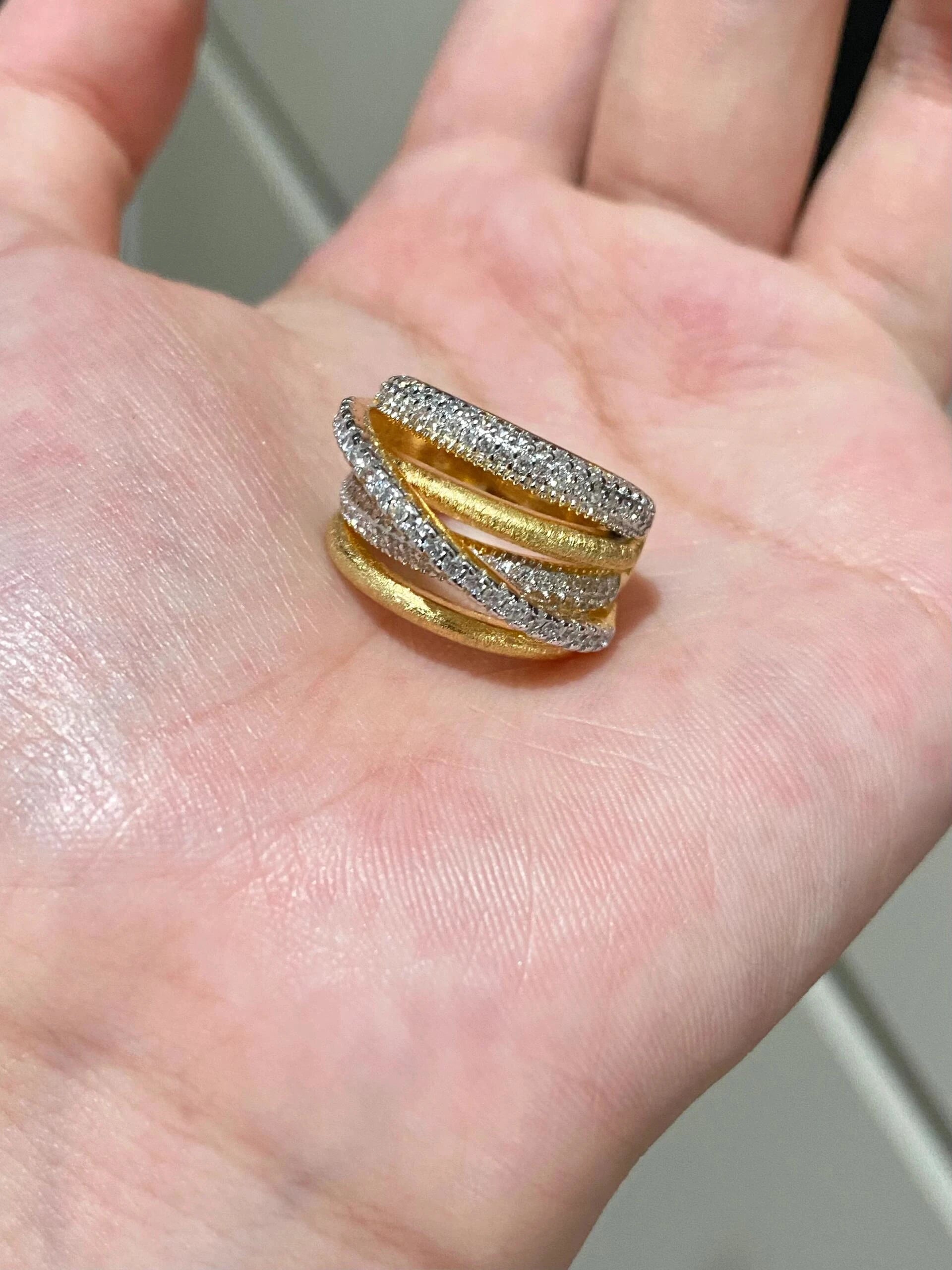 Geometric Intertwined Ring