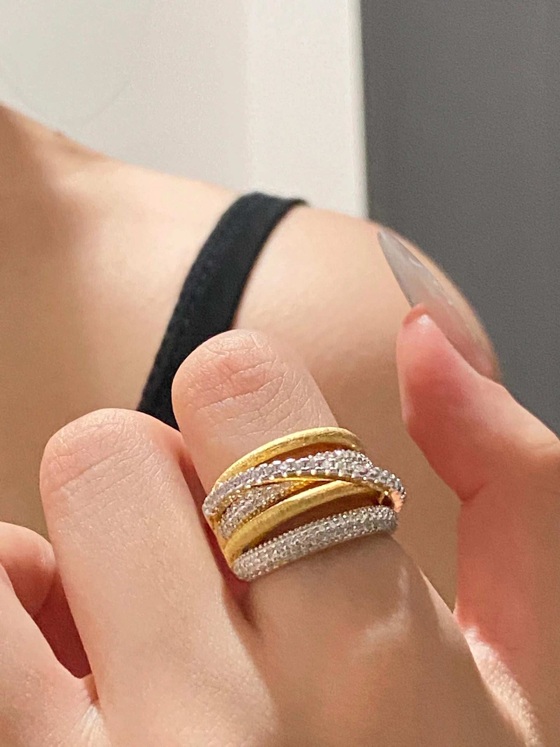 Geometric Intertwined Ring