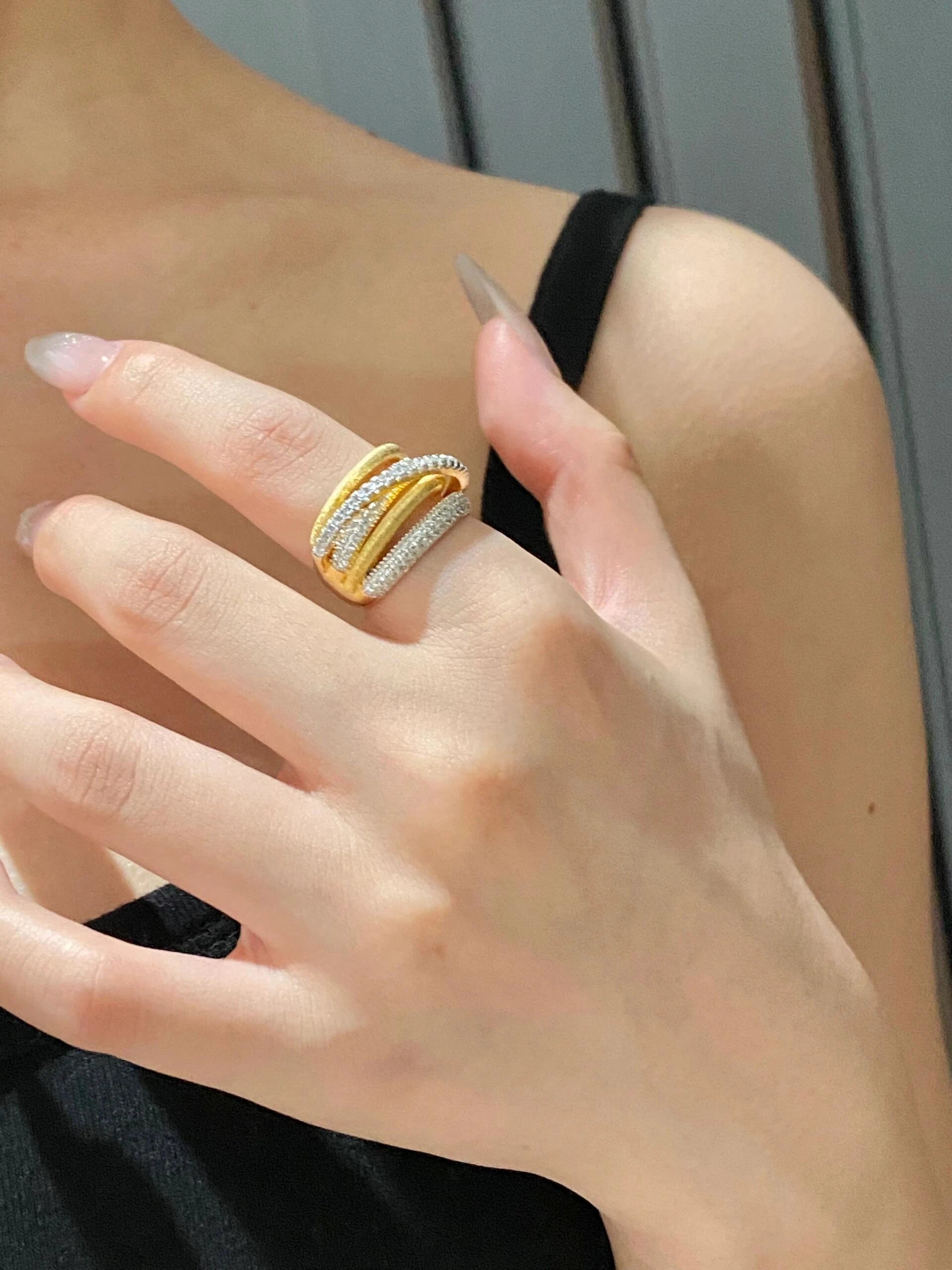 Geometric Intertwined Ring