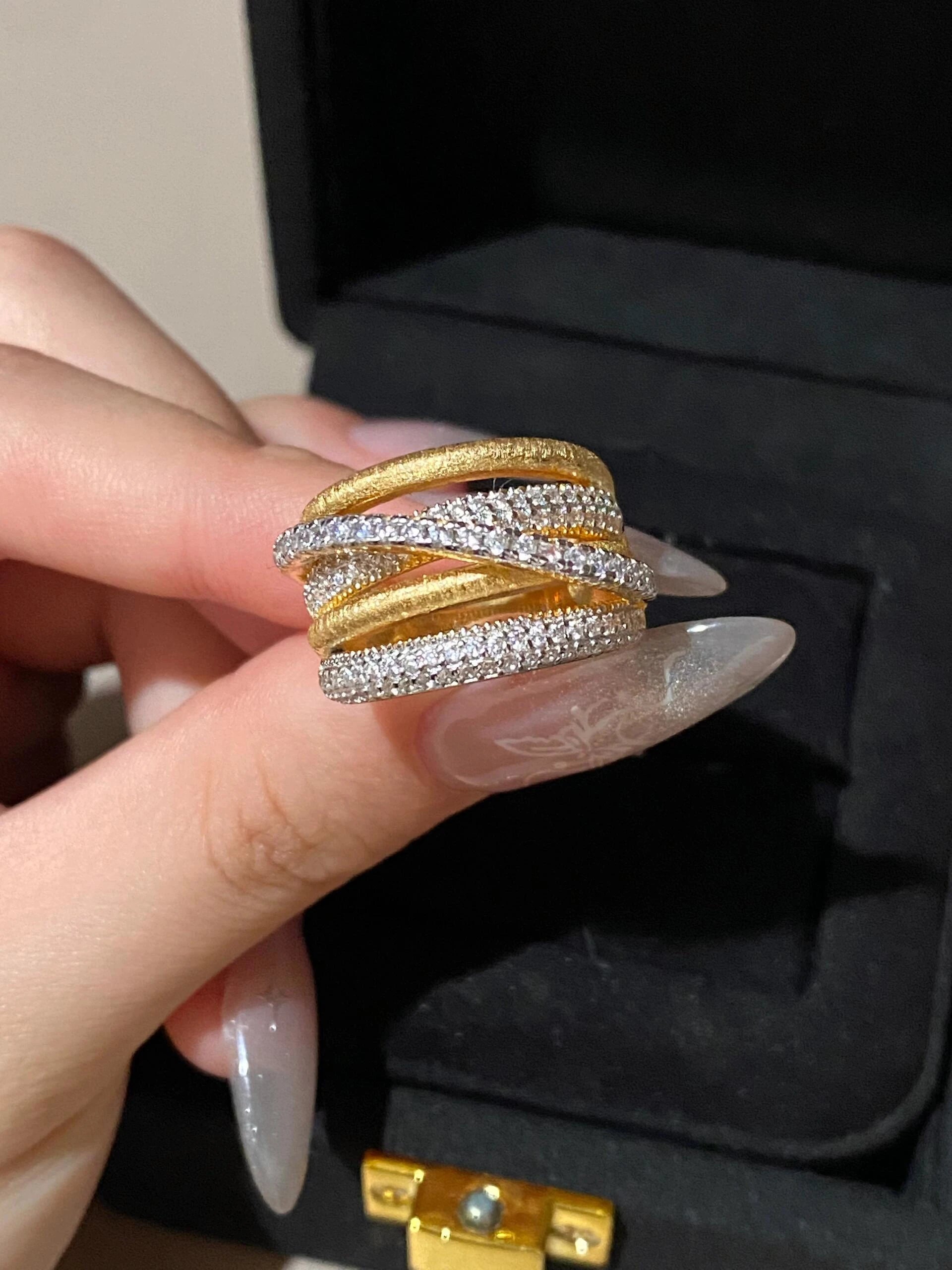 Geometric Intertwined Ring